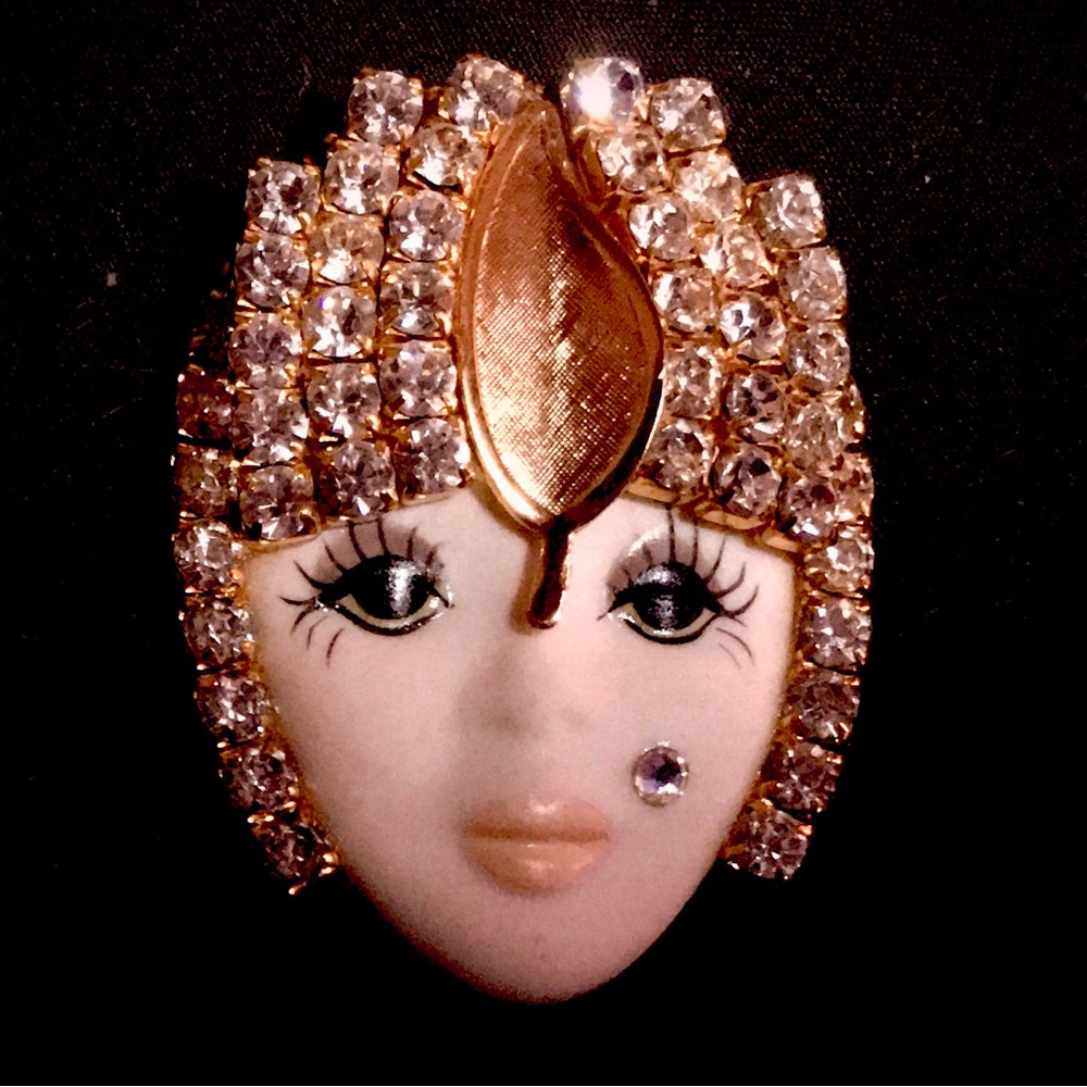 Elegant Vintage Morningstar Crystal Brooch - Picture 4 of 10